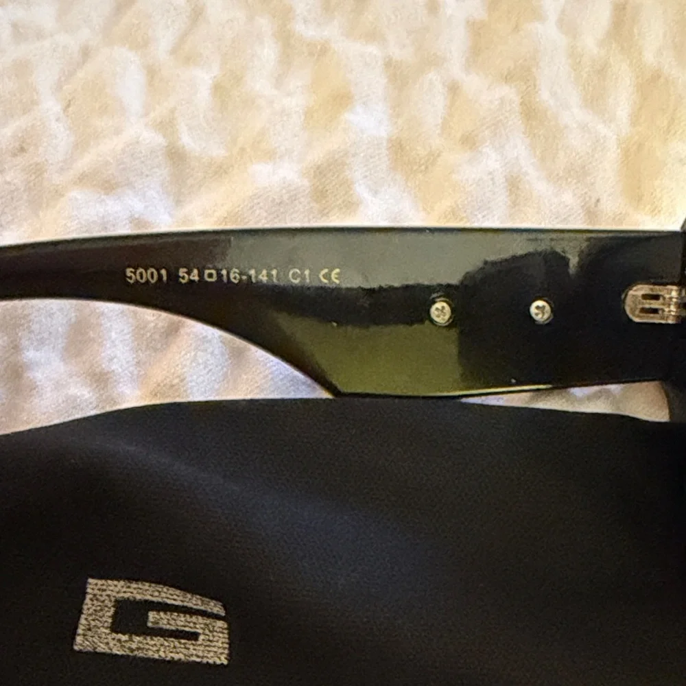 Gucci Black Sunglasses with dusty - Picture 6 of 7